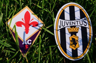 6 Eylül 2019, Torino, İtalya. İtalyan futbol kulüpleri Juventus Torino ve Fiorentina Florence 'ın amblemleri çimlerin yeşil çimlerinde.