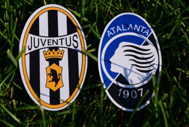 6 Eylül 2019, Torino, İtalya. İtalyan futbol kulüpleri Juventus Torino ve Atalanta Bergamo 'nun yeşil çimlerin üzerindeki amblemleri.