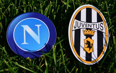 6 Eylül 2019, Torino, İtalya. İtalyan futbol kulüpleri Juventus Torino ve Napoli Napoli 'nin amblemleri çimlerin üzerinde.