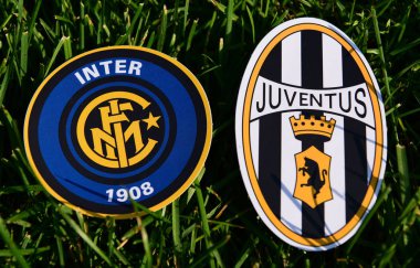 6 Eylül 2019, Torino, İtalya. İtalyan futbol kulüpleri Juventus Torino ve Internazionale 'nin amblemleri çimlerin yeşil çimlerinde.