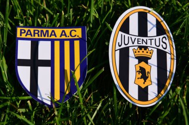 6 Eylül 2019, Torino, İtalya. İtalyan futbol kulüpleri Juventus Torino ve Parma 'nın yeşil çimlerin üzerindeki amblemleri.