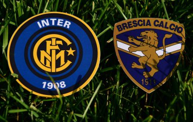 6 Eylül 2019, Torino, İtalya. İtalyan futbol kulüplerinin amblemleri Brescia ve Internazionale çimlerin üzerinde.