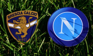6 Eylül 2019, Torino, İtalya. İtalyan futbol kulüpleri Brescia ve Napoli Napoli 'nin amblemleri çimlerin üzerinde.