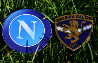 6 Eylül 2019, Torino, İtalya. İtalyan futbol kulüpleri Brescia ve Napoli Napoli 'nin amblemleri çimlerin üzerinde.