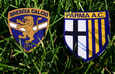 6 Eylül 2019, Torino, İtalya. İtalyan futbol kulüplerinin amblemleri Brescia ve Parma çimlerin üzerinde.