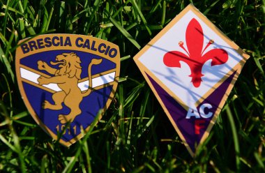 6 Eylül 2019, Torino, İtalya. İtalyan futbol kulüplerinin amblemleri Brescia ve Fiorentina Florence çimlerin yeşil çimlerinde.