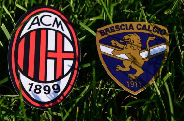 6 Eylül 2019, Torino, İtalya. İtalyan futbol kulüplerinin amblemleri Brescia ve Milan çimlerin yeşil çimlerinde.