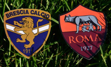 6 Eylül 2019, Torino, İtalya. İtalyan futbol kulüpleri Brescia ve Roman amblemleri çimlerin yeşil çimlerinde.
