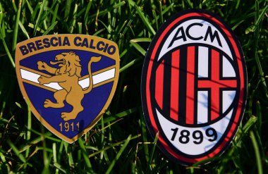 6 Eylül 2019, Torino, İtalya. İtalyan futbol kulüplerinin amblemleri Brescia ve Milan çimlerin yeşil çimlerinde.
