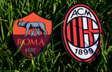 6 Eylül 2019, Torino, İtalya. İtalyan futbol kulüplerinin amblemleri Milano ve Romanlar çimlerin yeşil çimlerinde.