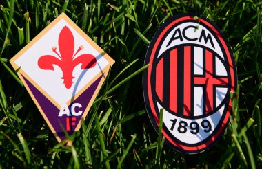 6 Eylül 2019, Torino, İtalya. İtalyan futbol kulüplerinin amblemleri Milan ve Fiorentina Florence çimlerin üzerinde.