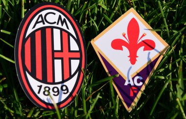 6 Eylül 2019, Torino, İtalya. İtalyan futbol kulüplerinin amblemleri Milan ve Fiorentina Florence çimlerin üzerinde.