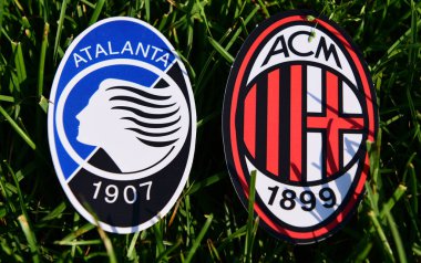 6 Eylül 2019, Torino, İtalya. İtalyan futbol kulüplerinin amblemleri Milan ve Atalanta Bergamo çimlerin üzerinde.