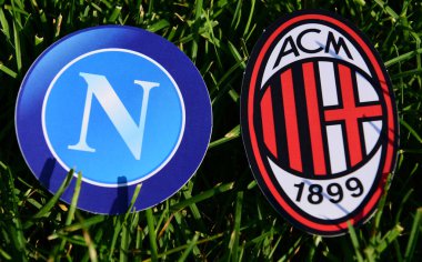 6 Eylül 2019, Torino, İtalya. İtalyan futbol kulüpleri Milan ve Napoli Napoli 'nin amblemleri çimlerin üzerinde.