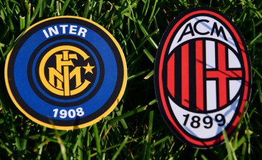 6 Eylül 2019, Torino, İtalya. İtalyan futbol kulüplerinin amblemleri Milano ve Internazionale çimlerin üzerinde.