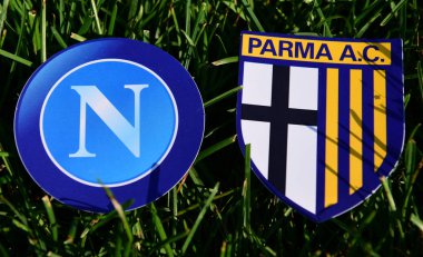 6 Eylül 2019, Torino, İtalya. İtalyan futbol kulüpleri Parma ve Napoli Napoli 'nin amblemleri çimlerin üzerinde.