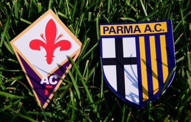 6 Eylül 2019, Torino, İtalya. İtalyan futbol kulüplerinin simgeleri Parma ve Fiorentina Florence çimlerin üzerinde.