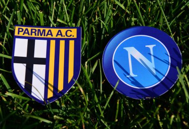 6 Eylül 2019, Torino, İtalya. İtalyan futbol kulüpleri Parma ve Napoli Napoli 'nin amblemleri çimlerin üzerinde.