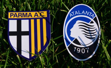6 Eylül 2019, Torino, İtalya. İtalyan futbol kulüpleri Parma ve Atalanta Bergamo 'nun amblemleri çimlerin yeşil çimlerinde.