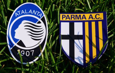 6 Eylül 2019, Torino, İtalya. İtalyan futbol kulüpleri Parma ve Atalanta Bergamo 'nun amblemleri çimlerin yeşil çimlerinde.