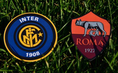 6 Eylül 2019, Torino, İtalya. Çimlerin üzerinde İtalyan futbol kulüpleri Roma ve Internazionale amblemleri.