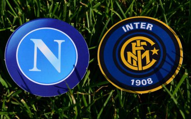 6 Eylül 2019, Torino, İtalya. İtalyan futbol kulüplerinin amblemleri Internazionale ve Napoli Napoli çimlerin üzerinde.