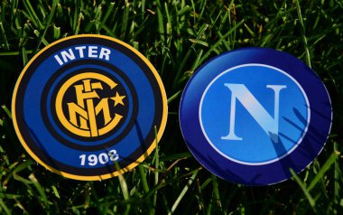 6 Eylül 2019, Torino, İtalya. İtalyan futbol kulüplerinin amblemleri Internazionale ve Napoli Napoli çimlerin üzerinde.