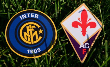 6 Eylül 2019, Torino, İtalya. İtalyan futbol kulüplerinin amblemleri Internazionale ve Fiorentina Florence çimlerin üzerinde.
