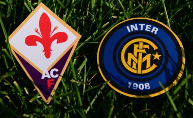 6 Eylül 2019, Torino, İtalya. İtalyan futbol kulüplerinin amblemleri Internazionale ve Fiorentina Florence çimlerin üzerinde.