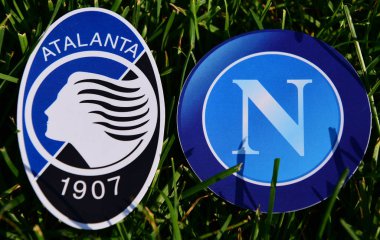 6 Eylül 2019, Torino, İtalya. İtalyan futbol kulüpleri Atalanta Bergamo ve Napoli Napoli 'nin amblemleri çimlerin üzerinde.