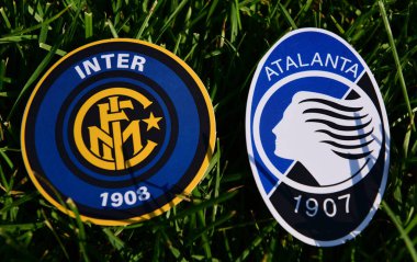 6 Eylül 2019, Torino, İtalya. İtalyan futbol kulüplerinin amblemleri Internazionale ve Atalanta Bergamo çimlerin üzerinde.