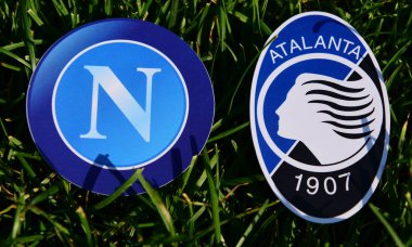 6 Eylül 2019, Torino, İtalya. İtalyan futbol kulüpleri Atalanta Bergamo ve Napoli Napoli 'nin amblemleri çimlerin üzerinde.