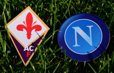6 Eylül 2019, Torino, İtalya. İtalyan futbol kulüplerinin amblemleri Napoli Napoli ve Fiorentina Florence çimlerin yeşil çimlerinde.