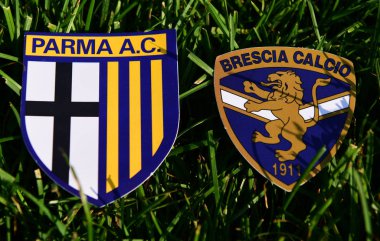 6 Eylül 2019, Torino, İtalya. İtalyan futbol kulüplerinin amblemleri Brescia ve Parma çimlerin üzerinde.