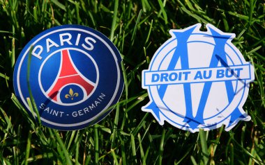 6 Eylül 2019, Paris, Fransa. Fransız futbol kulüplerinin amblemleri Paris Saint-Germain ve Olympique de Marsilya çimlerin üzerinde.
