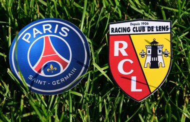 6 Eylül 2019, Paris, Fransa. Fransız futbol kulüplerinin amblemleri Paris Saint-Germain ve Racing Club de Lens çimlerin üzerinde.