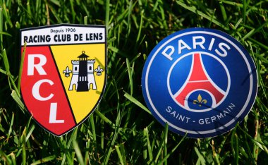 6 Eylül 2019, Paris, Fransa. Fransız futbol kulüplerinin amblemleri Paris Saint-Germain ve Racing Club de Lens çimlerin üzerinde.