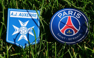 6 Eylül 2019, Paris, Fransa. Fransız futbol kulüplerinin amblemleri Paris Saint-Germain ve Auxerre çimlerin üzerinde.