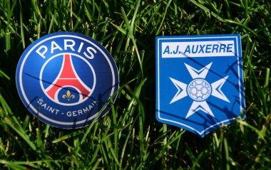 6 Eylül 2019, Paris, Fransa. Fransız futbol kulüplerinin amblemleri Paris Saint-Germain ve Auxerre çimlerin üzerinde.