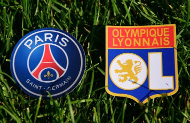 6 Eylül 2019, Paris, Fransa. Fransız futbol kulüpleri Paris Saint-Germain ve Olympique Lyonnais 'in amblemleri çimlerin yeşil çimlerinde.