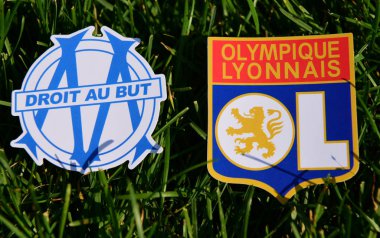 6 Eylül 2019, Paris, Fransa. Fransız futbol kulüpleri Olympique Lyonnais ve Olympique de Marsilya 'nın amblemleri çimlerin yeşil çimlerinde..