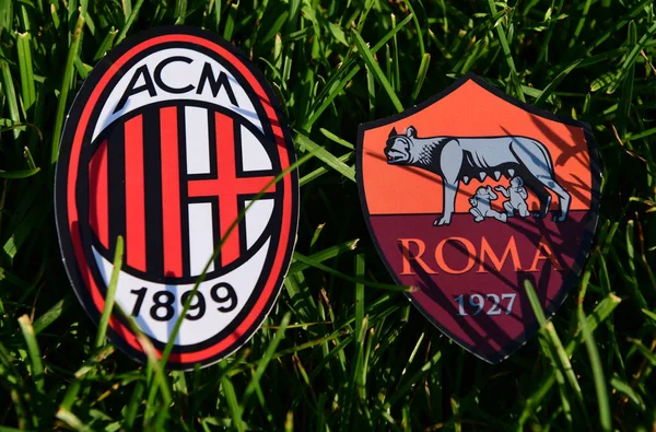 2019年9月6日 意大利都灵 意大利足球俱乐部米兰和罗马的标志在草坪的绿草上 — 图库照片