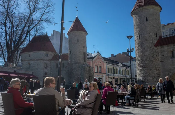 2018年4月21日エストニアのタリン旧市街の中央広場にあるストリートカフェ — ストック写真