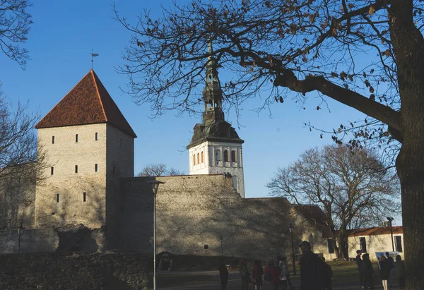 Kwietnia 2018 Tallin Estonia Przechodnie Ulicy Starego Miasta Tallinie — Zdjęcie stockowe