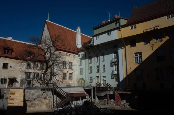 20 Nisan 2018, Tallinn, Estonya. Tallinn 'deki eski kasabanın sokağı..