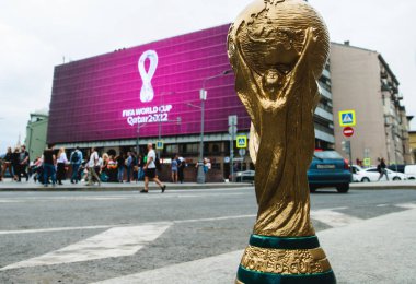4 Eylül 2019, Moskova, Rusya. 2022 FIFA Dünya Kupası kupasının arka planındaki kupa kupasının kopyası, Katar 'da şehir merkezinde dev bir ekranda düzenlenecek..