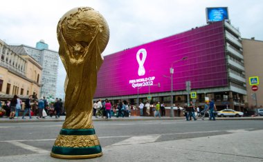 4 Eylül 2019, Moskova, Rusya. 2022 FIFA Dünya Kupası kupasının arka planındaki kupa kupasının kopyası, Katar 'da şehir merkezinde dev bir ekranda düzenlenecek..
