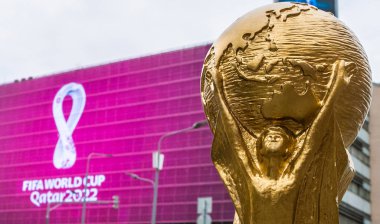 4 Eylül 2019, Moskova, Rusya. 2022 FIFA Dünya Kupası kupasının arka planındaki kupa kupasının kopyası, Katar 'da şehir merkezinde dev bir ekranda düzenlenecek..