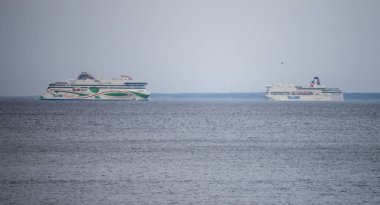 20 Nisan 2019, Tallinn, Estonya. Tallink Victoria I ve Megastar 'ın Tallinn Limanı' ndaki Estonya nakliye gemisinin hızlı yolcu ve araç feribotları..