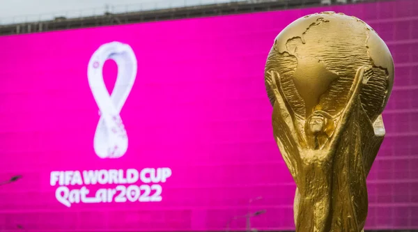 4 Eylül 2019, Moskova, Rusya. 2022 FIFA Dünya Kupası kupasının arka planındaki kupa kupasının kopyası, Katar 'da şehir merkezinde dev bir ekranda düzenlenecek..